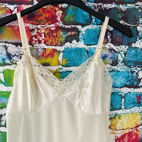 Vintage Vanity Fair Cream/Ivory Colored lace Lingerie full Slip USA 10-103 Sz 36 - Picture 2 of 7